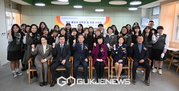 27일 대정여자고등학교는 별관에서 ‘대정여고 제57회 졸업식 장학금 및 표창 수여식’을 가졌다.[사진=대정여자고등학교]