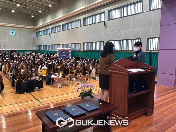 지난 27일 서귀포여자고등학교는 사회적거리두기 완화로 2년만에 대면 졸업식을 개최했다.[사진=서귀포여자고등학교]