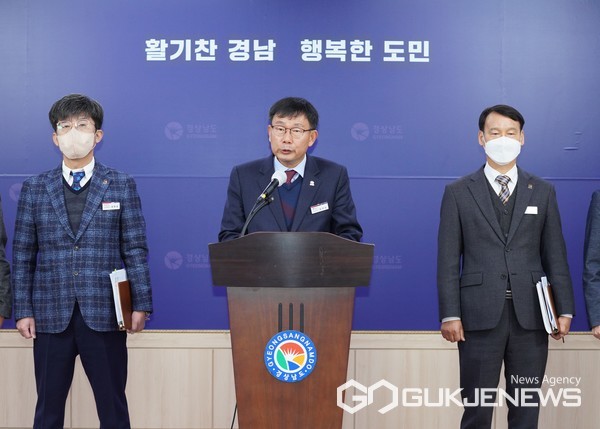 (사진제공=경남도) 정연상(가운데) 경남도 농정국장은 31일 오전 도청 브리핑룸에서 브리핑을 갖고 올해 주요 신규 농정 시책에 대한 추진 계획을 발표하고 있다.