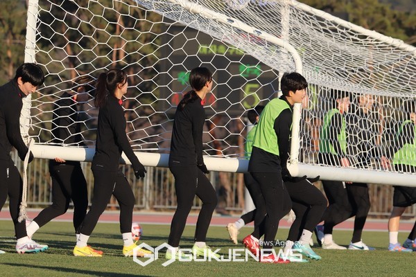훈련에 임하고 있는 여자축구 대표팀 선수들 (사진 = 이윤성 기자)