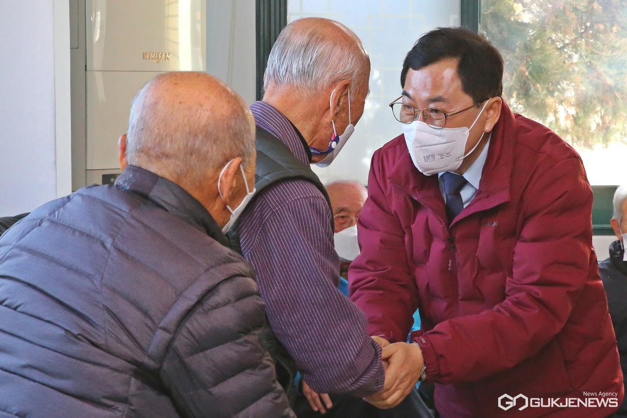 (제공=경주시) 지역 어르신들과 반갑게 악수하는 주낙영 경주시장