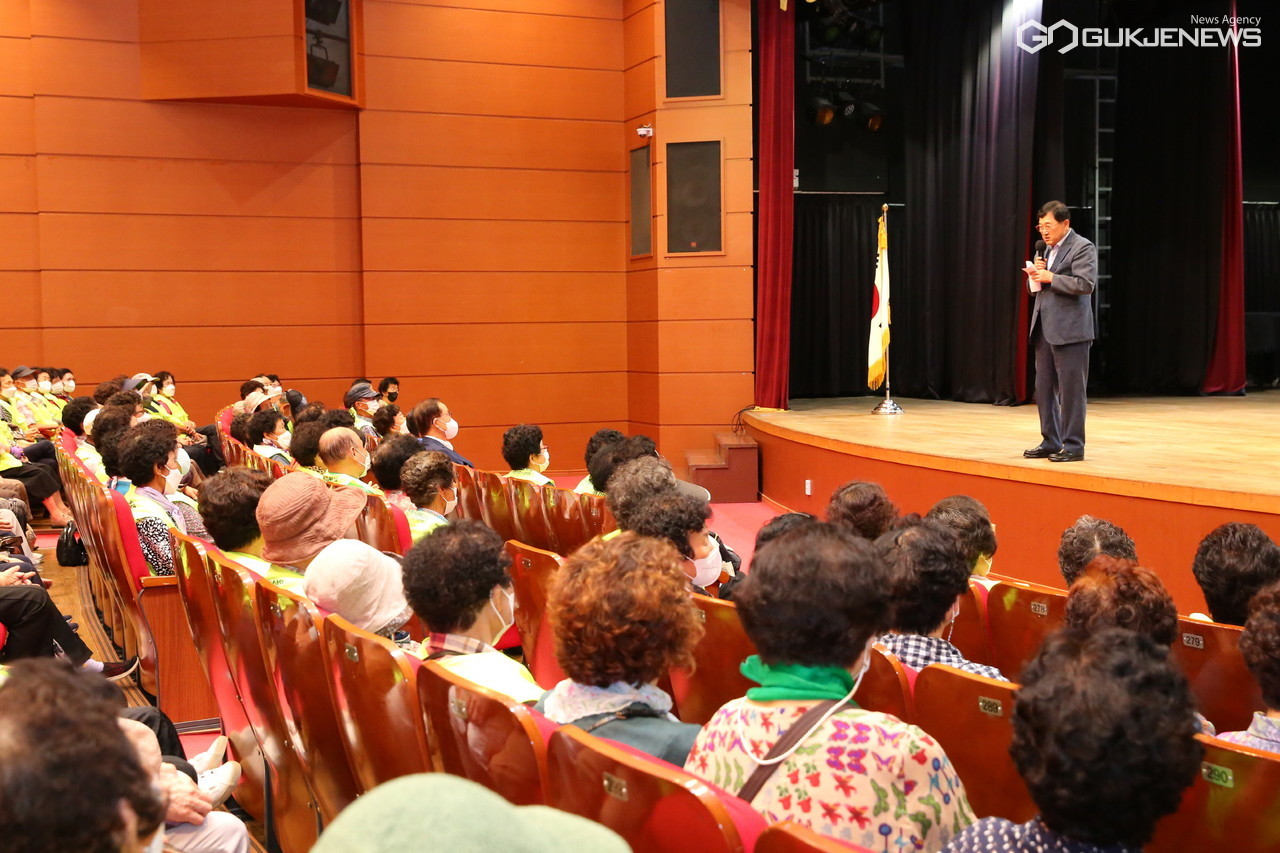 (제공=경주시) 주낙영 경주시장이 노인일자리 안전교육, 인사말 하는 주낙영 경주시장