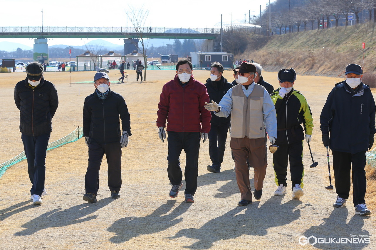 (제공=경주시) 경주파크골프장 제1구장 현장을 찾아 시민들과 함께 시설현장을 둘러보고 있는 주낙영 경주시장