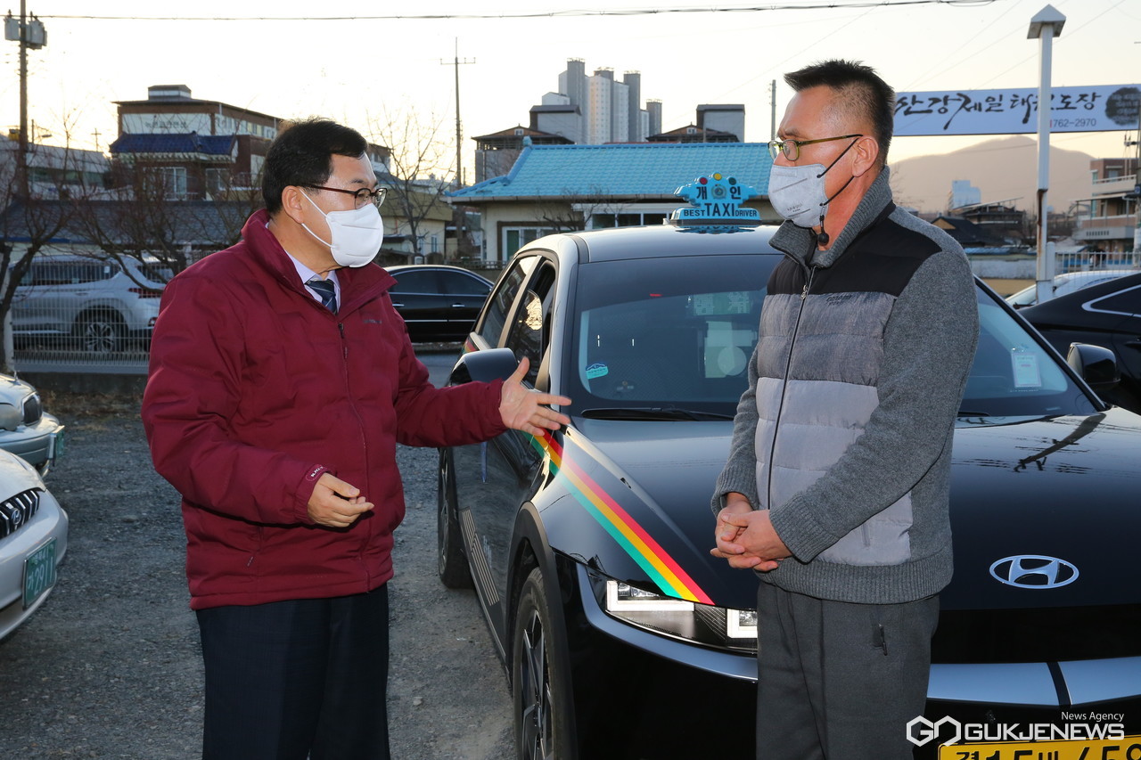 (제공=경주시) 어르신 기본요금 무료택시 안전운전을 당부하고 있는 주낙영 경주시장
