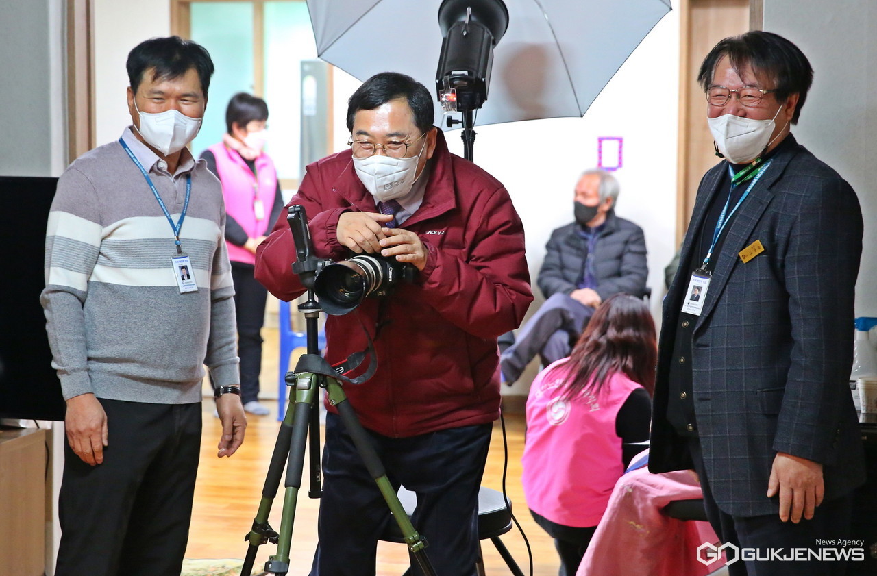 (제공=경주시) 어르신 장수사진 사업 수행기관 관계자들을 격려하고 있는 주낙영 경주시장