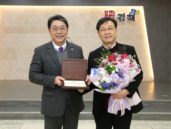  (사진제공=김해시) (주)케이디에이 장영탁 대표(왼쪽)가 ‘2월 김해시 자랑스러운 CEO상’을 수상하고 있다.