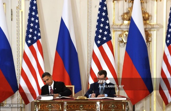 2010년 당시 대통령이었던 미국의 버락 오바마와 러시아의 드미트리 메드베데프가 체코 프라하에서 뉴스타트 협정에 사인하고 있다. 사진제공/AFP통신