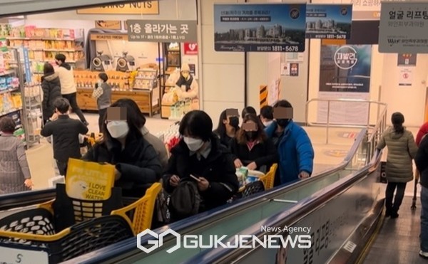 버스를 포함 대중교통시설과 의료기관 등 일부 시설은 착용 의무화 대상에서 제외됐지만, 그외 장소에서도 기존처럼 마스크를 쓴 도민들의 모습을 쉽게 찾아볼 수 있었다.[사진=문서현 기자]