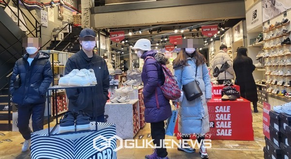 버스를 포함 대중교통시설과 의료기관 등 일부 시설은 착용 의무화 대상에서 제외됐지만, 그외 장소에서도 기존처럼 마스크를 쓴 도민들의 모습을 쉽게 찾아볼 수 있었다.[사진=문서현 기자]