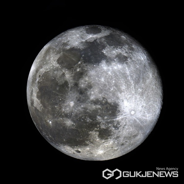 보름달. 충주고구려천문우주과학관 촬영
