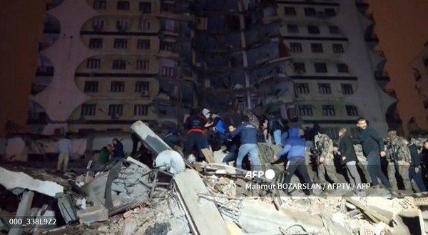 6일(현지시간) 튀르키예 남동부 디야르바키르를 강타한 규모 7.8의 지진으로 여러 도시에 걸쳐 건물이 무너지고 이웃 국가 시리아도 피해를 입은 뒤 구조대원들이 무너진 건물에서 생존자를 찾고 있다. 사진제공/AFP통신