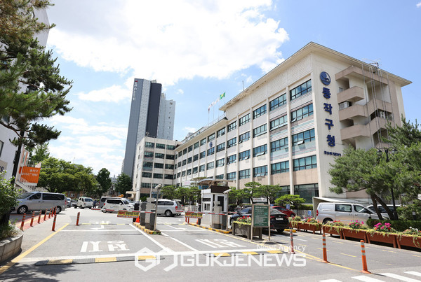 동작구는 실내 마스크 착용을 ‘권고’로 전환하되 주민의 안전 및 건강을 위해 민원 창구 직원의 착용 의무는 유지한다고 6일 밝혔다. [사진=동작구청]