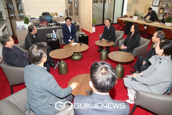 제주도의회 김경학 의장은 6일 오후 제주4·3희생자유족회 신임 임원진과 면담을 통해 의회가 존재하는한 4.3의 정의로운 해결에 앞장서겠다"고 약속했다.[사진=제주도의회]