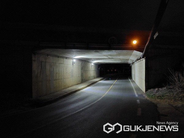 (창녕=국제뉴스) 창녕읍과 대지면을 잇는 중부내륙고속도로 통로박스에 LED이 설치된 모습.    (사진=홍성만 기자)
