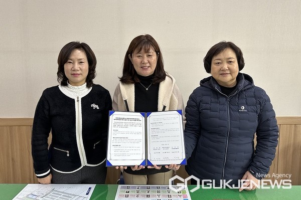 봉방동 위기 청소년 자립 위한 업무 협약 모습(사진=충주시)