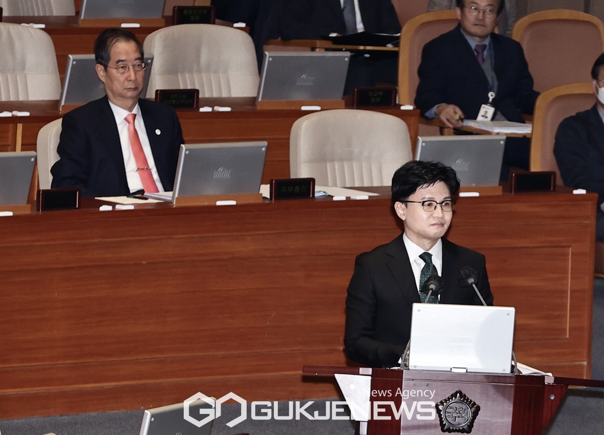▲한동훈 법무부 장관이 8일 서울 여의도 국회에서 열린 교육·사회·문화 대정부질문에서 김민석 더불어민주당의 질의에 답하고 있다. /사진=원명국 기자