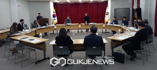  제주관광공사는 8일 제주웰컴센터 3층 대회의실에서 ‘2023년 제1차 ESG 자문위원회’ 회의를 개최한 가운데 올 한해 ESG 사업 보고 및 의견수렴의 시간을 가졌다.[사진=제주관광공사]