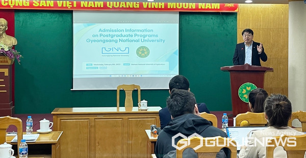 (사진제공=경상국립대)베트남국립농업대학에서 김곤섭 연구부총장이 경상국립대 현황을 설명하고 있다