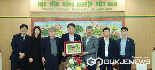 (사진제공=경상국립대)경상국립대 김곤섭 연구부총장(가운데)과 베트남국립농업대학 부총장(오른쪽 세 번째) 등 일행이 기념촬영을 하고 있다