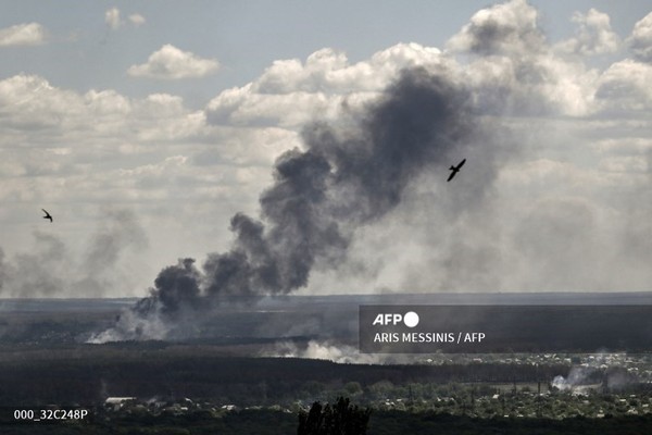 7일 우크라이나 동부 돈바스 지역에서 우크라이나군과 러시아군의 교전 중 세베로도네츠크(Severodonetsk)에서 포격으로 연기와 먼지가 피어오르고 있다. 사진제공/AFP통신