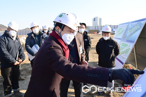 (사진제공=진주시)조규일 시장이 진주대첩광장 조성 현장을 직접 점검하고 있다
