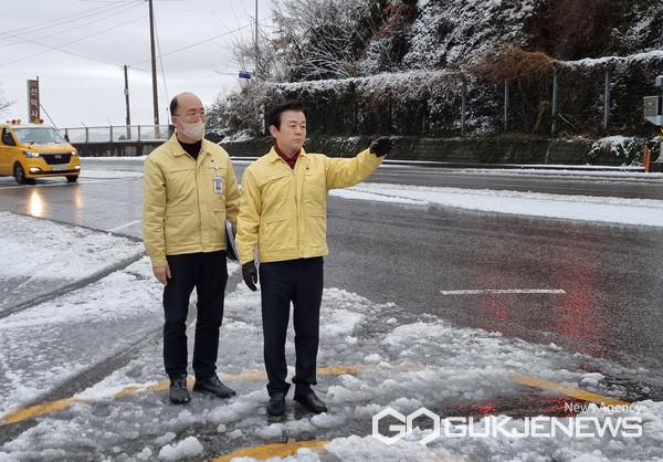 (사진제공=진주시)조규일 시장이 폭설대응 현장을 찾아 사고 예방을 당부하고 있다
