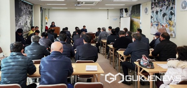지난 17일 태안군 이원면 종합복지회관에서 이원면 사회단체장 등 40여 명이 참석한 가운데 열린 첫 회의 모습. (사진 = 태안군 제공)