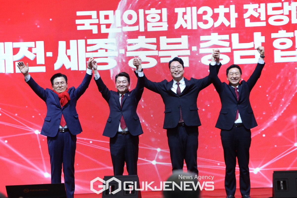황교안(왼쪽부터), 안철수, 천하람, 김기현 국민의힘 당 대표 후보들이 21일 대전 동구 대전대학교 맥센터에서 열린 국민의힘 제3차 전당대회 대전·세종·충북·충남 합동연설회에서 손을 맞잡고 기념촬영을 하고 있다./사진=이진화 기자