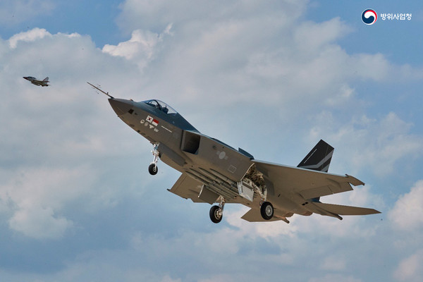 국산 초음속 전투기 KF-21 1호기 비행 시험 당시 / 사진=방위사업청