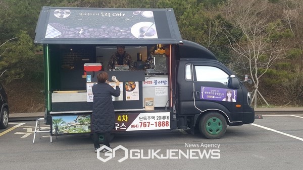 서귀포시는 오는 27일부터 3월 10일까지 올해 계약이 만료되는 푸드트럭 12대에 대해 영업자를 모집한다. 선정은 3월17일 공개추첨을 통해 이뤄진다.[사진=서귀포시청]