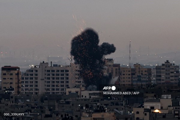 23일(현지시간) 이스라엘이 팔레스타인에 공습을 가해 가자 지구의 건물 위로 연기가 피어오르고 있다. 사진제공/AFP통신