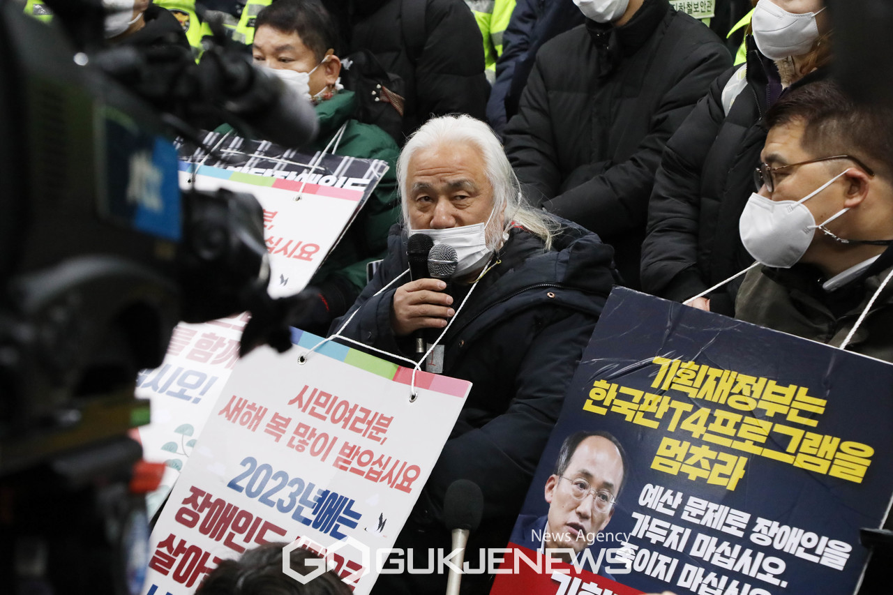 (서울=국제뉴스) 전국장애인차별철폐연대(전장연) 활동가들이 3일 오전 서울 용산구 삼각지역에서 ‘장애인권리예산·입법 쟁취 254일차 지하철 선전전&1차 지하철 행동 해단식’을 진행하고 있다./사진=이용우기자