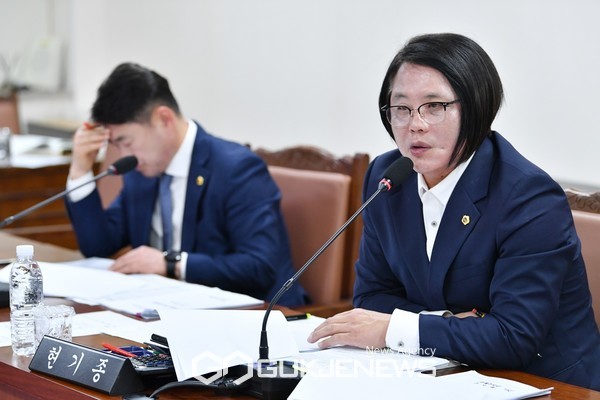28일 속개된 제 413회  제주도의회 환경도시위원회에 임시회에서 제주시 및 서귀포시의 업무보고를 받는 자리에서 현기종 의원이 질의하고 있다.[사진=제주도의회]