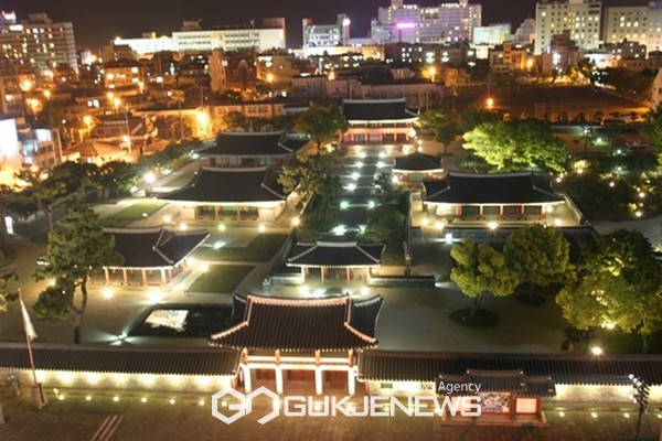 제주목 관아가 전각 내부를 전면 개방하고, 올해는 5월부터 10월까지 6개월간 야간개장을 운영하는 등 관람객들에게 열린 문화공간으로 다가선다.[사진=제주도 세계유산본부]