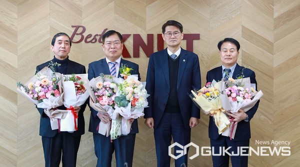 퇴임 교원에 훈장 전수와 송공패 전수 모습(사진=한국교통대)