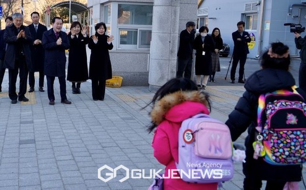 김지철 교육감 아산 월랑초 등교 맞이 학교방문(사진=충남교육청)