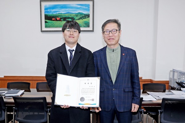 안우진 제주시 부시장 2일 도립제주교향악단 신규단원인 클라리넷 수석 정원교씨에게 위촉장을 수여하고 시민들과 교감을 넗힐수 있는 다양한 공연과 교육프로그램이 활성화될 수 있도록 노력해 달라고 당부했다.[사진=제주시 제공]