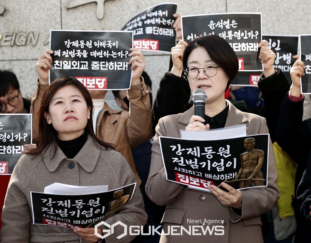 (서울=국제뉴스) 윤희숙 진보당 상임대표와 당원들이 6일 서울 종로구 외교부 청사 앞에서 열린 일제 강제동원 매국굴욕해법 강행하는 윤석열 정부 규탄 긴급 기자회견에서 발언하고 있다. /사진=원명국 기자