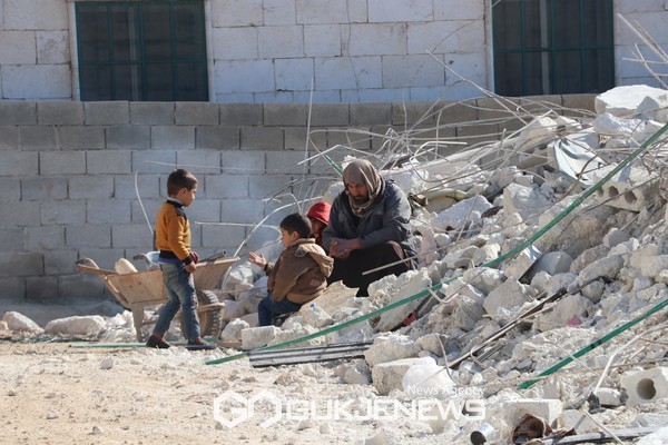 Remnants of buildings destroyed by the earthquake and Syrian children [사진=월드비전]