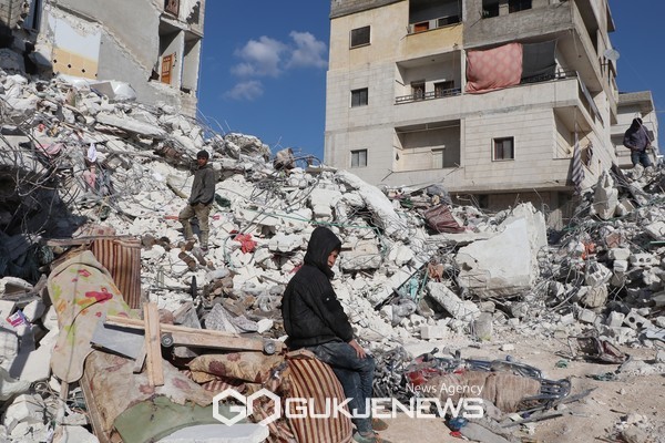 Remnants of buildings destroyed by the earthquake and Syrian children [사진=월드비전]