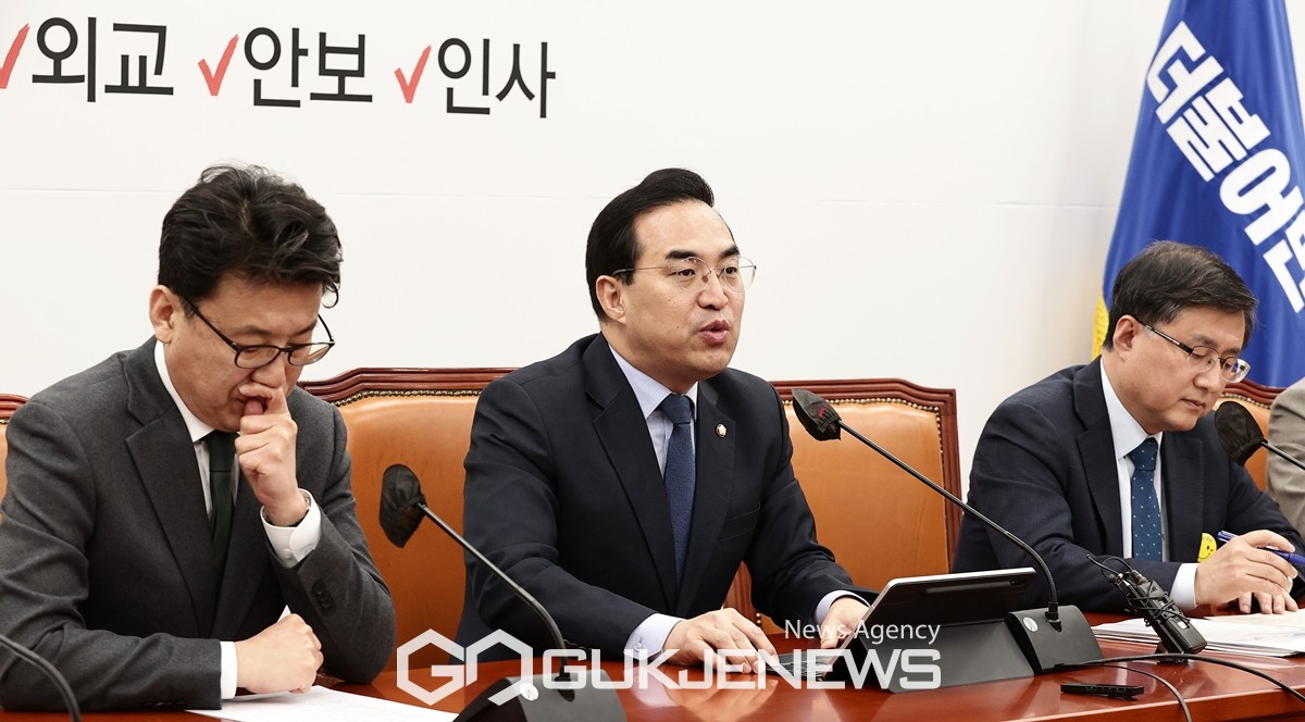 ▲박홍근 더불어민주당 원내대표는 7일 오전 국회에서 원내대책회의에 참석해 정부의 일제강제징용 피해자에 대한 제3자 변제안을 즉각 철회할 것을 촉구하고 있다./사진=원명국 기자 