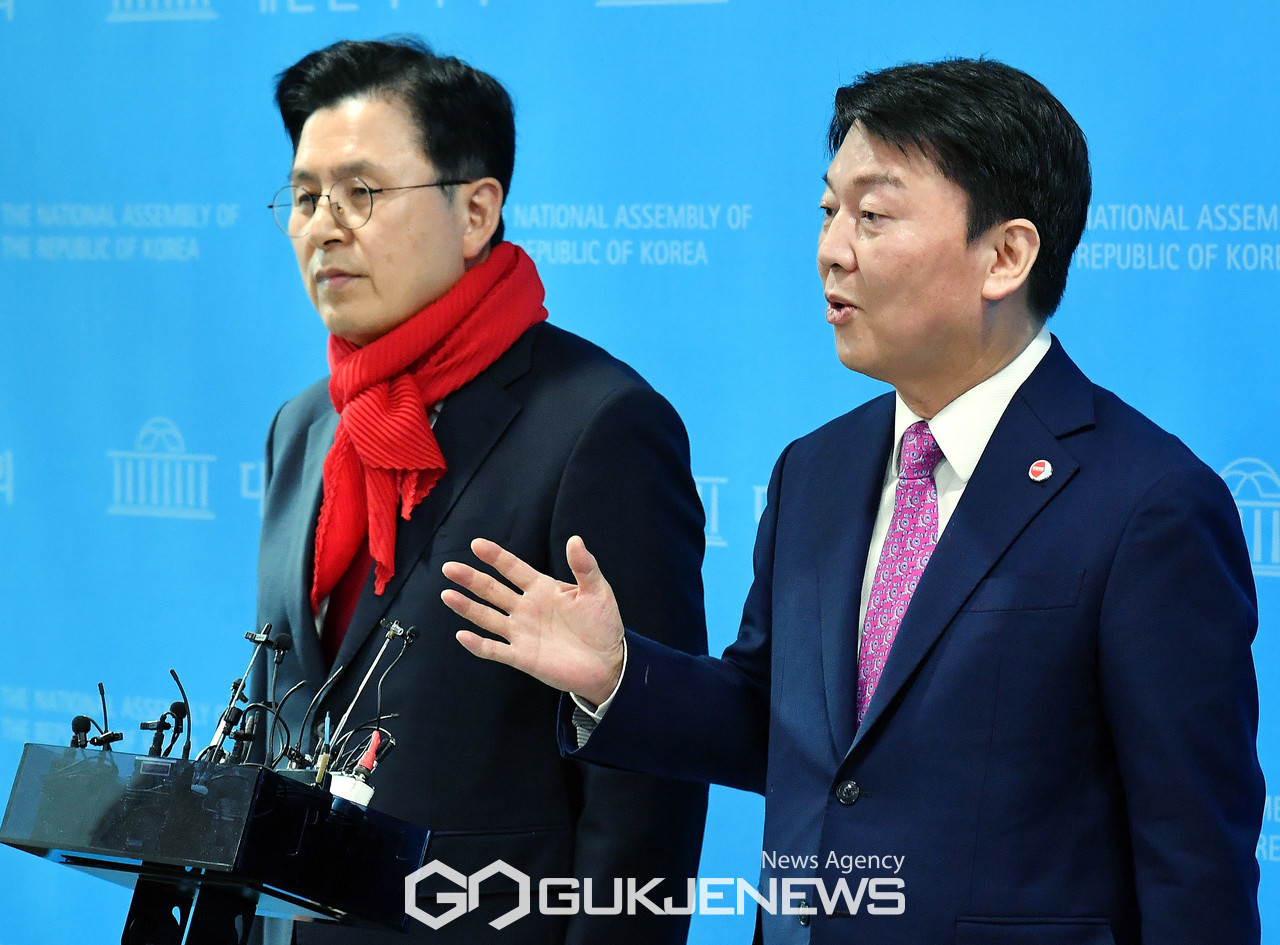 ▲안철수·황교안 국민의힘 당대표 후보는 7일 오후 국회 소통관에서 김기현 후보 즉각 사퇴를 촉구하는 기자회견을 마친 후 취재진들의 질문에 답하고 있다./사진=이용우 기자