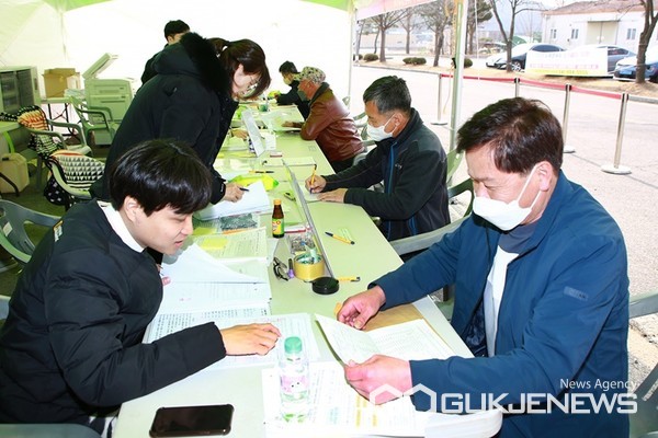 충남 서산시 종합운동장이 7일 노후 경유차 조기폐차 및 매연저감장치 지원사업에 신청하려는 시민들로 북적거린다. 사진은 7일 노후경유차 조기폐차 지원사업 접수창구 모습. (서산시 제공)