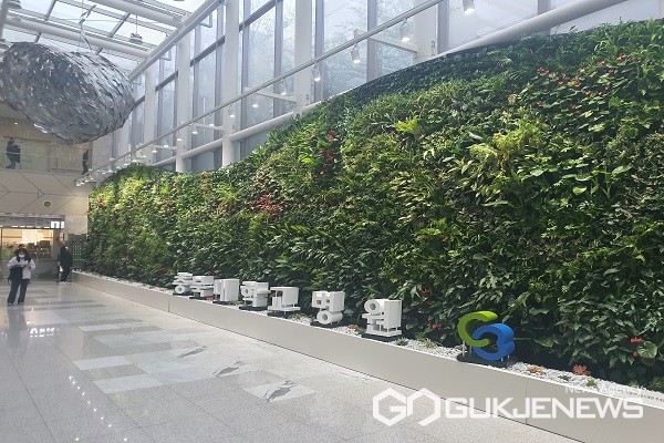 충북대 병원 실내 수직 정원 모습.(제공=충북도청)