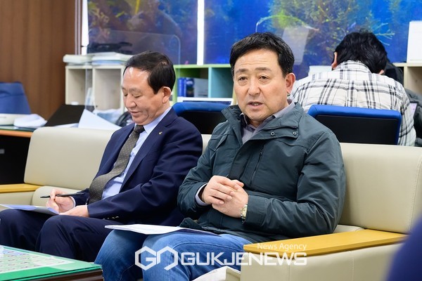 이종우 서귀포시장은 9일 건강한 도시만들기를 위한  ‘서귀포시 범시민 건강생활실천 운동 출정식’에 앞서 시청 기자실에서 간담회를 갖고 건강실천 운동을 통해 시민중심의 건강생활 환경을 조성하고자 한다"고 그 배경을 설명했다.[사진= 서귀포시 시청]