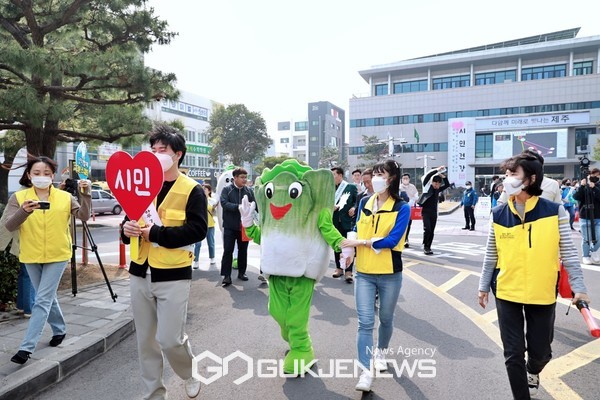 시민 건강생활민간추진단 등 참여자들은 저마다 각각 건강 캠페인 문구가 담긴 피켓을 들고 시민에게 직접 건강 관련 홍보물 배부하면서 건강생활 실천에 동참해 줄 것을 요청했다.[사진=서귀포시청]