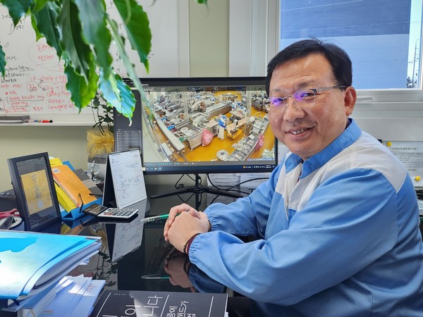 서천군 장항생태산단에 입주한 육가공전문기업 (주)허스델리의 허성윤 대표가 회사의 안정경영과 지역과의 상생발전을 위한 다양한 포부를 밝히고 있다. (사진=김정기 기자)