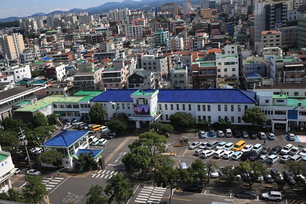 제주시가 시민들의 안전한 주거환경 조성을 위해 15년 이상 경과한 노후주택 772개소를 대상으로  균열 및 손상 상태 등 안전상태 점검에 나선다.[사진=제주시청사]