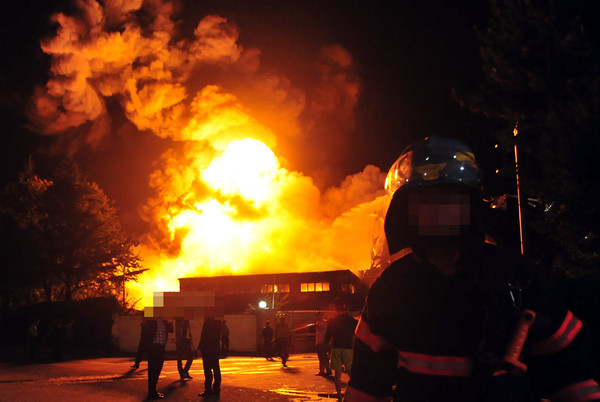 화재, 소방 (사진은 2014년 한국타이어 대전공장 화재현장모습임, 기사와 관련없음. 국제뉴스DB)