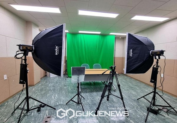 서귀포시 안덕산방도서관은 영상 촬영과 편집 시설 이용이 가능한 미디어 창작 공간‘스마트 K-도서관을 오는 4월1일부터 본격 운영한다.[사진제공=서귀포시청]